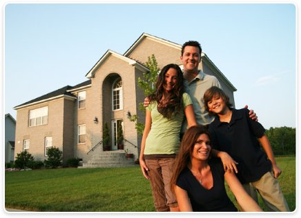 FamilywithNewHouse03666106opt